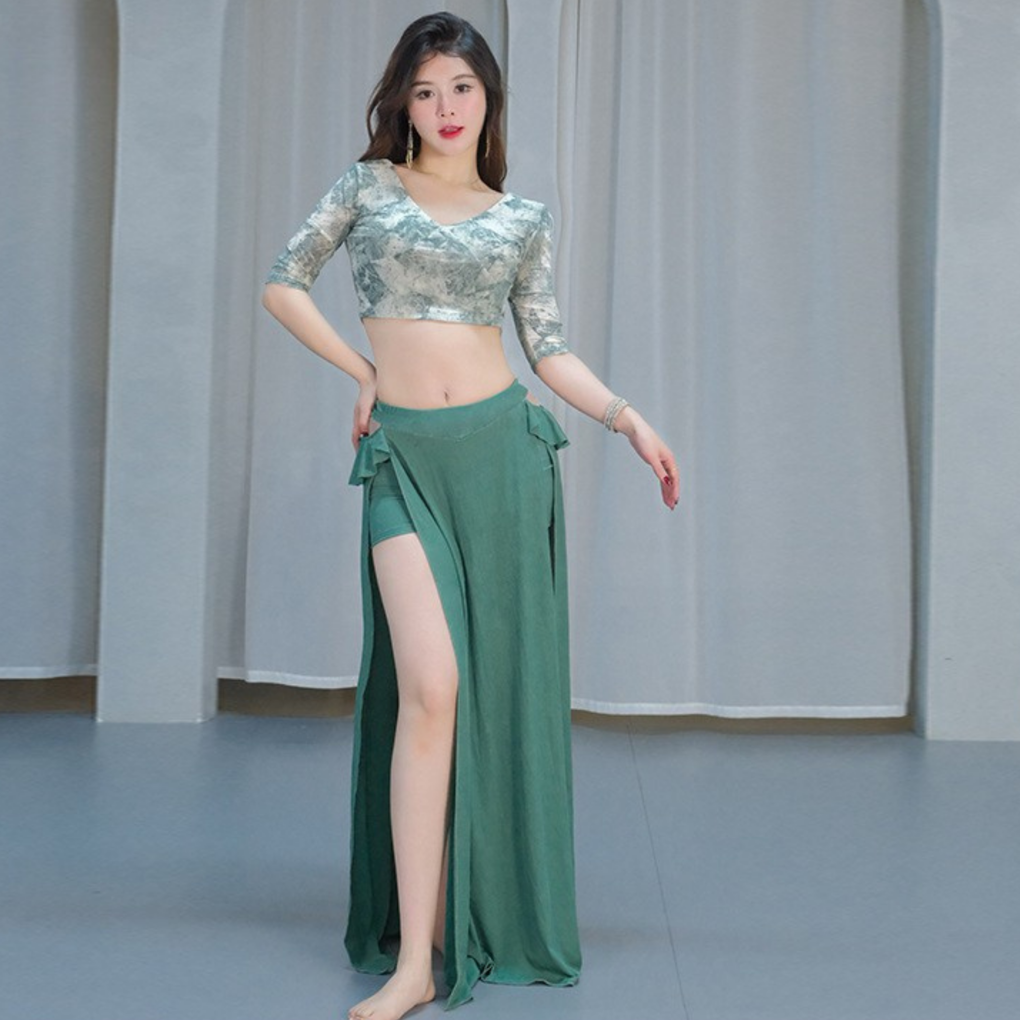 ベリーダンス　レッスンウェア　Vネックフラワー