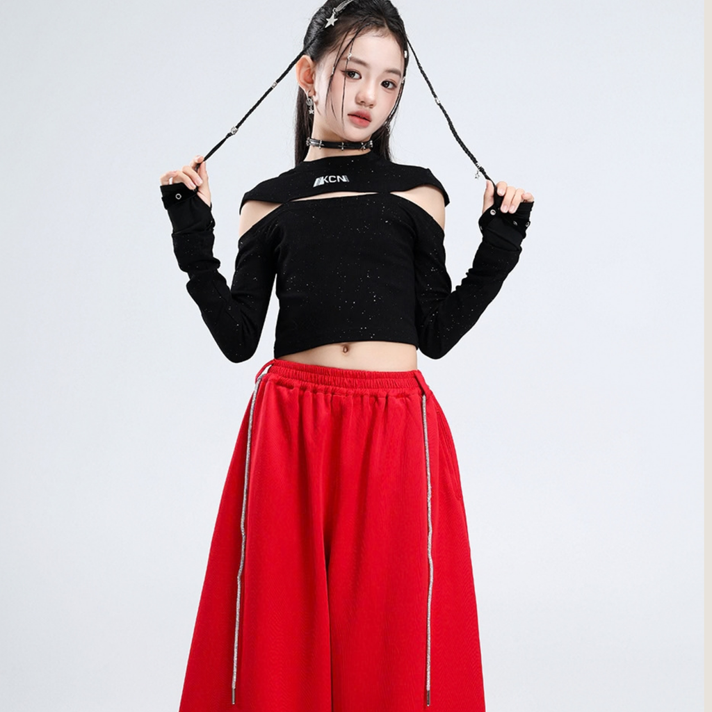 ブラックグリッタートップスとレッドワイドパンツ キッズダンス衣装 コーディネート